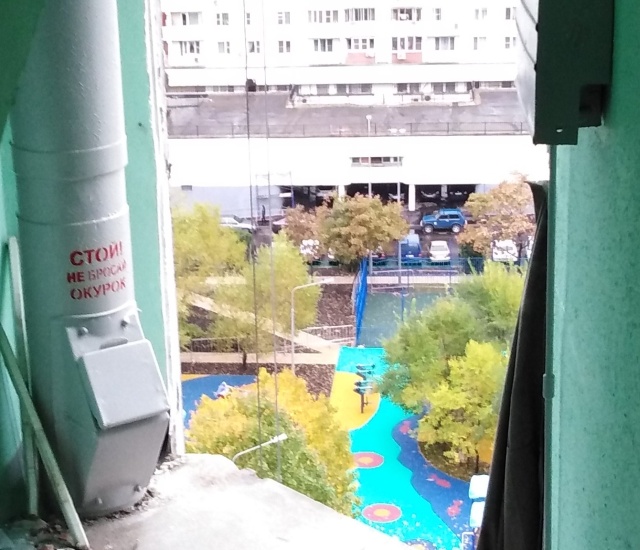 Рабочие разобрали остекление в подъезде