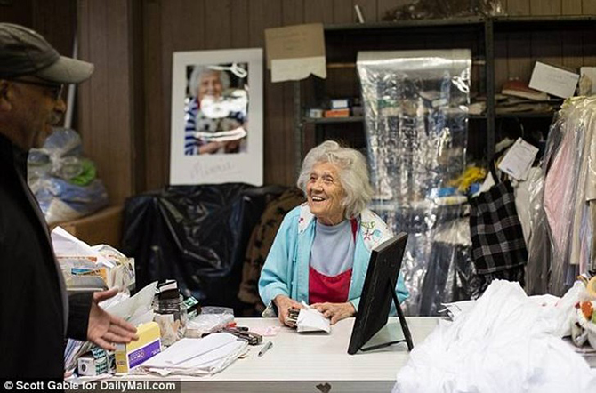 Эта 100-летняя женщина по-прежнему работает в прачечной 11 часов в день Эта 100-летняя женщина по-прежнему работает в прачечной 11 часов в день