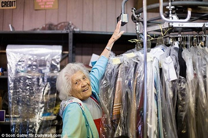 Эта 100-летняя женщина по-прежнему работает в прачечной 11 часов в день