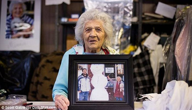 Эта 100-летняя женщина по-прежнему работает в прачечной 11 часов в день