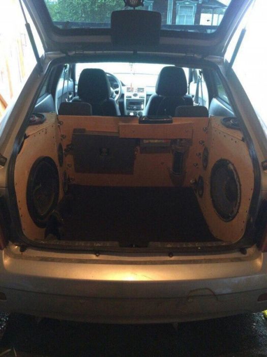 Меломаны тюнигуют свои автомобили