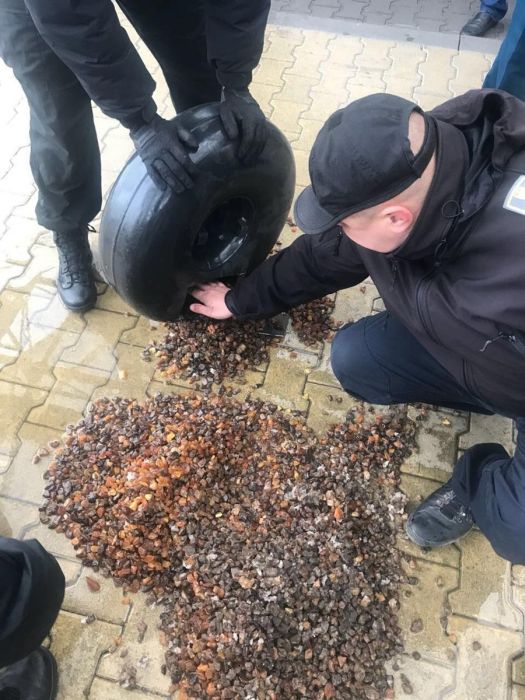 На польско-украинской границе изъяли 22 кг янтаря, спрятанных в газовом баллоне автомобиля