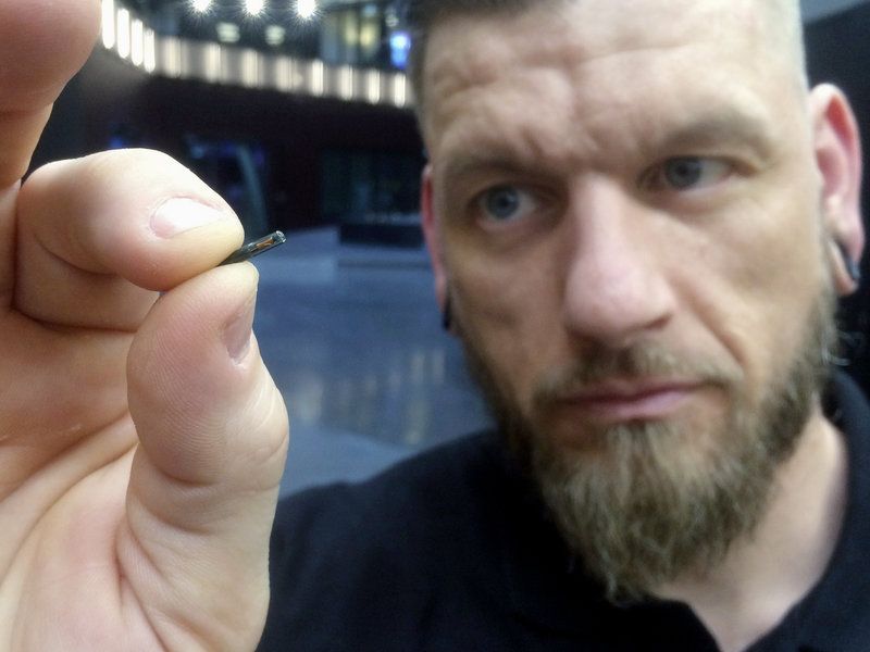 Тысячи шведов вживили в себя микрочипы