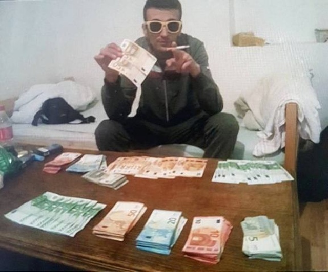 Ограбили почтовое отделение, а затем похвастались своей "добычей" в социальной сети