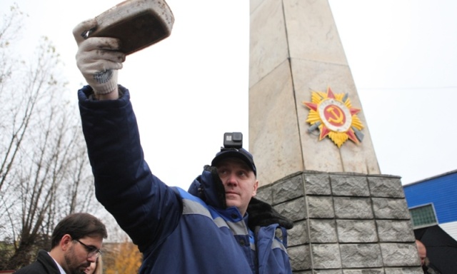 На ярославском заводе вскрыли 50-летнюю "капсулу времени"