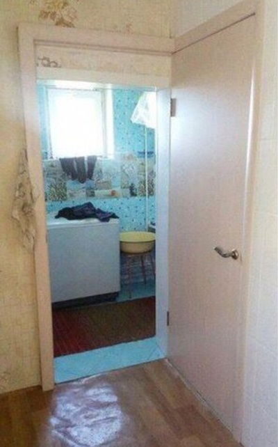 Зачем ставить две, если и одной двери хватит?