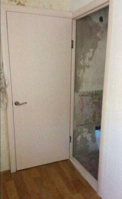 Зачем ставить две, если и одной двери хватит?