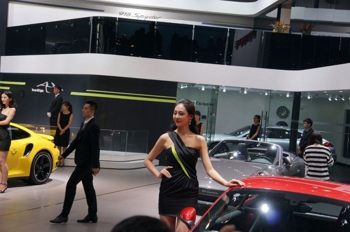Модели и автомобили на выставке Auto Guangzhou-2013 Модели и автомобили на выставке Auto Guangzhou-2013