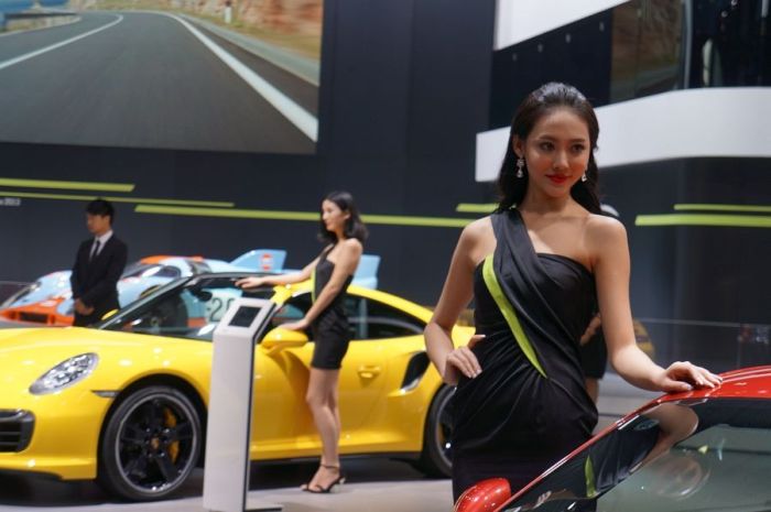 Модели и автомобили на выставке Auto Guangzhou-2013 Модели и автомобили на выставке Auto Guangzhou-2013