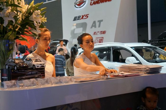 Модели и автомобили на выставке Auto Guangzhou-2013 Модели и автомобили на выставке Auto Guangzhou-2013