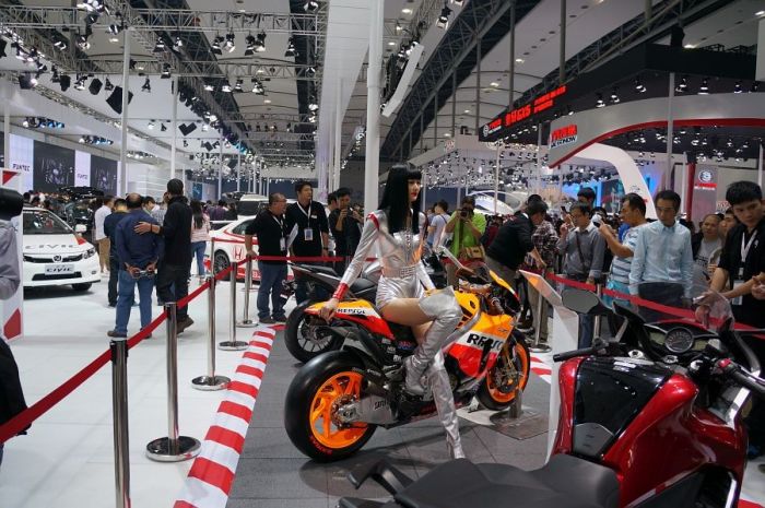 Модели и автомобили на выставке Auto Guangzhou-2013 Модели и автомобили на выставке Auto Guangzhou-2013