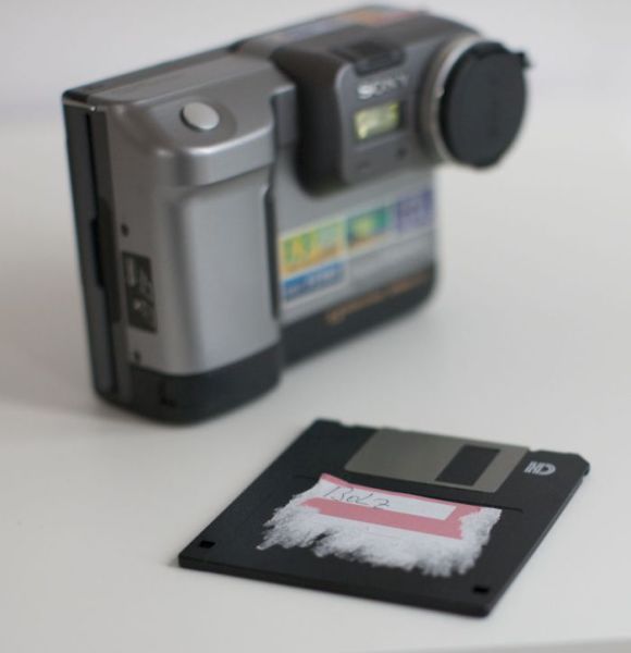Цифровой фотоаппарат который сохраняет фотки на... дискету