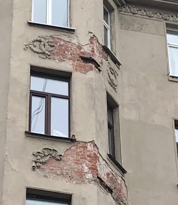 Лепнину на историческом здании в Питере отреставрировали при помощи монтажной пены