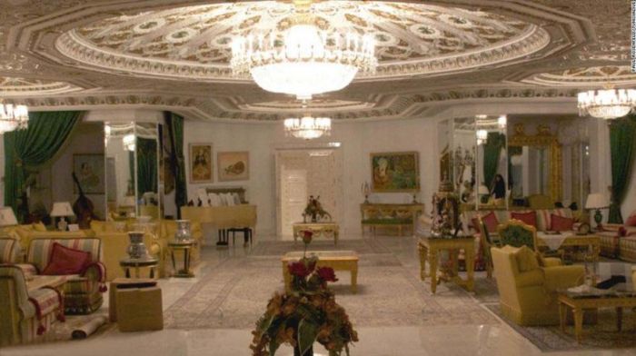 Прогулка по брошенному диктатором дворцу (24 фото) Прогулка по брошенному диктатором дворцу (24 фото)