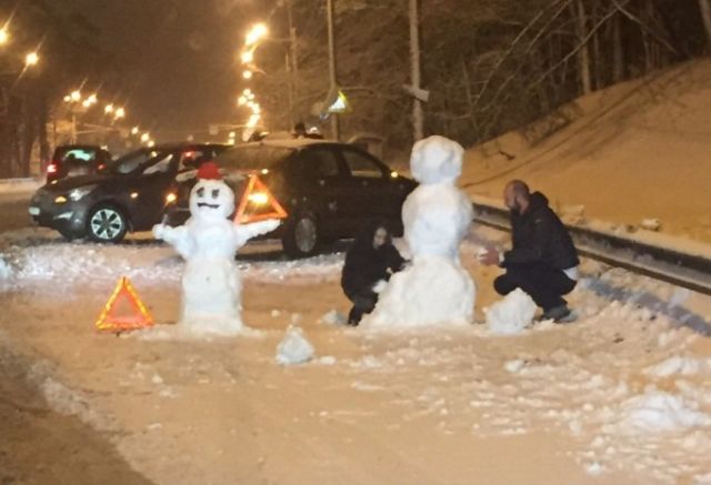 В Санкт-Петербурге участники ДТП слепили снеговиков пока ждали ДПС