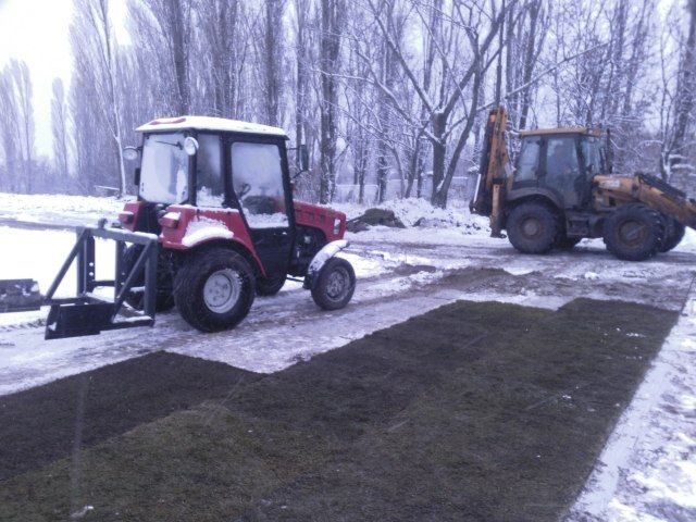 В Саратове новый газон постелили на заснеженный стадион «Авангард»