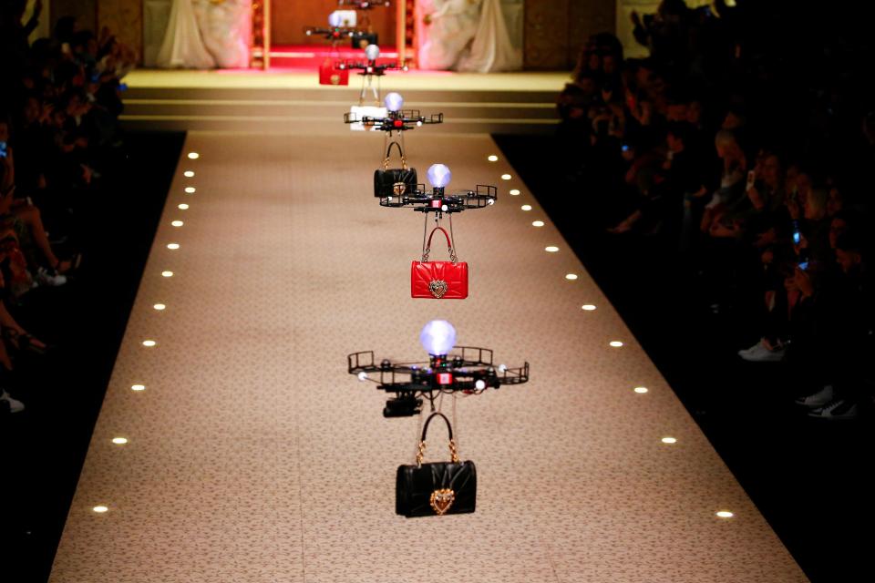 На показе в Милане сумки Dolce & Gabbana демонстрировали дроны