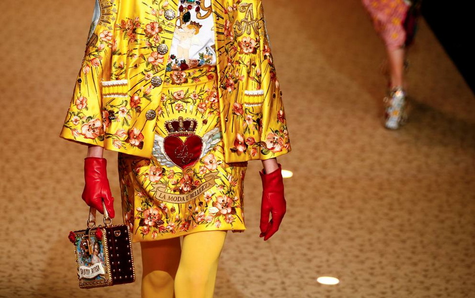 На показе в Милане сумки Dolce & Gabbana демонстрировали дроны