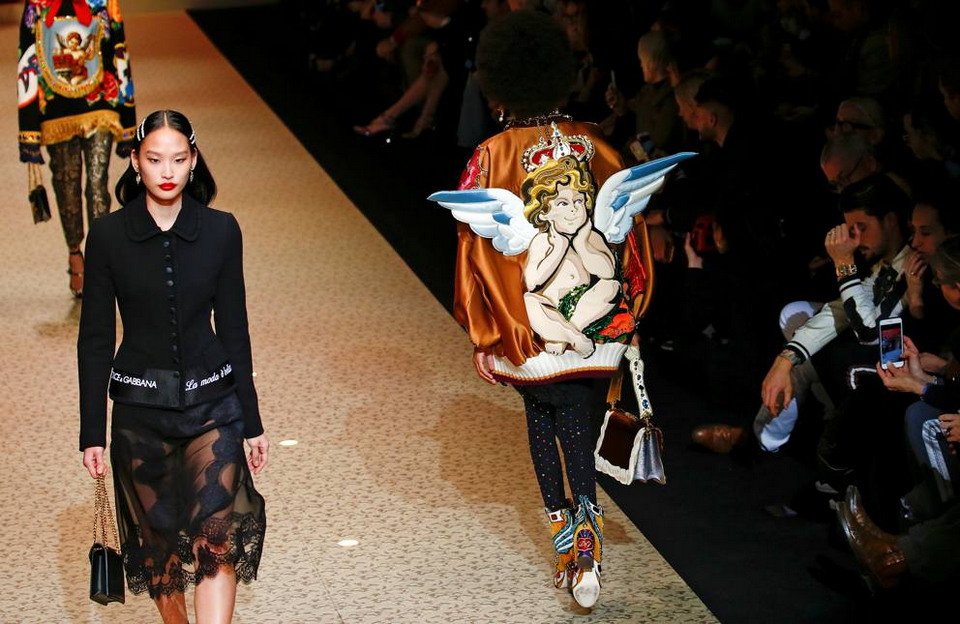 На показе в Милане сумки Dolce & Gabbana демонстрировали дроны