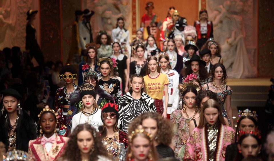 На показе в Милане сумки Dolce & Gabbana демонстрировали дроны