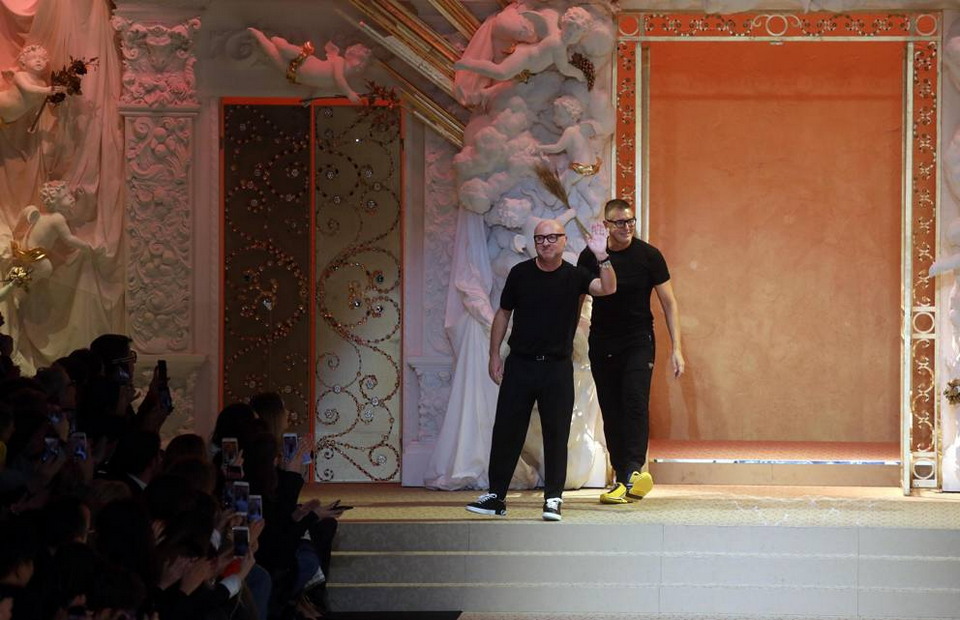 На показе в Милане сумки Dolce & Gabbana демонстрировали дроны