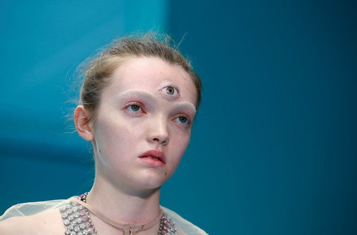 На подиуме-операционной дефилировали модели со своими головами в руках, с третьим глазом и рогами