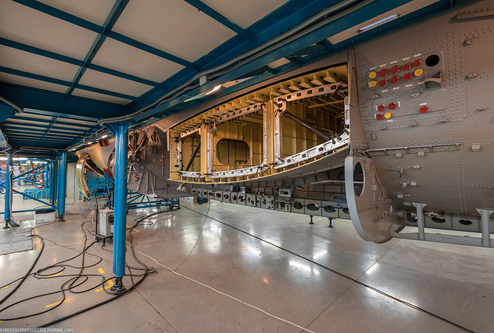 Как производят самолет Сухой Суперджет 100