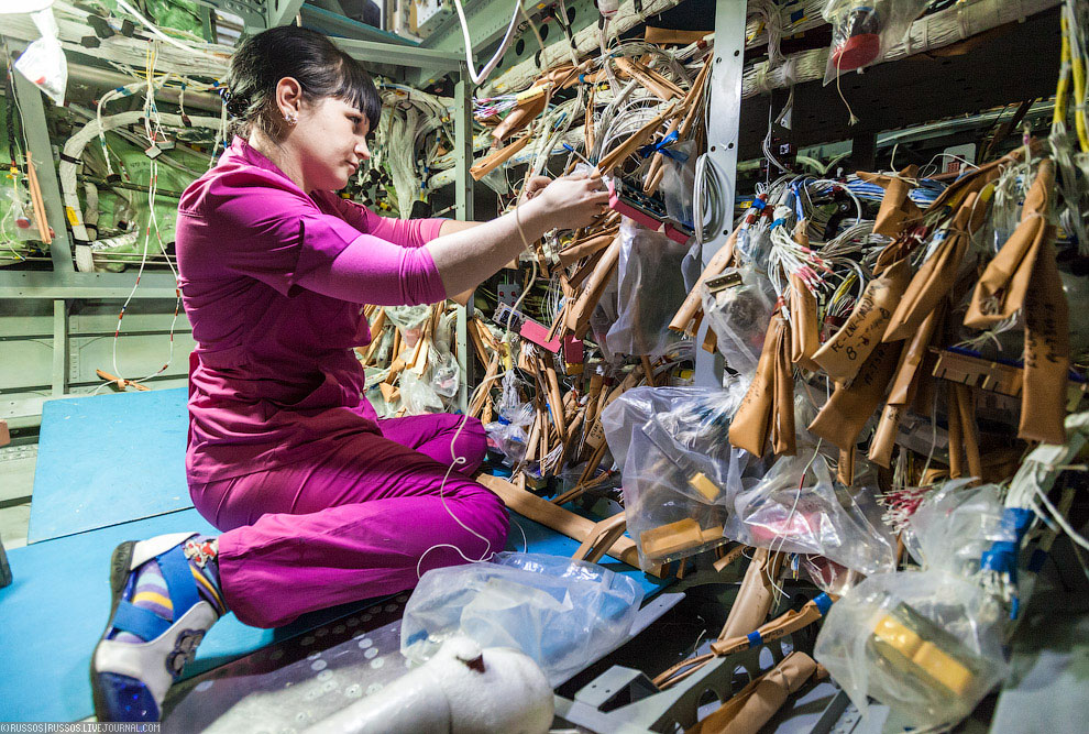 Как производят самолет Сухой Суперджет 100