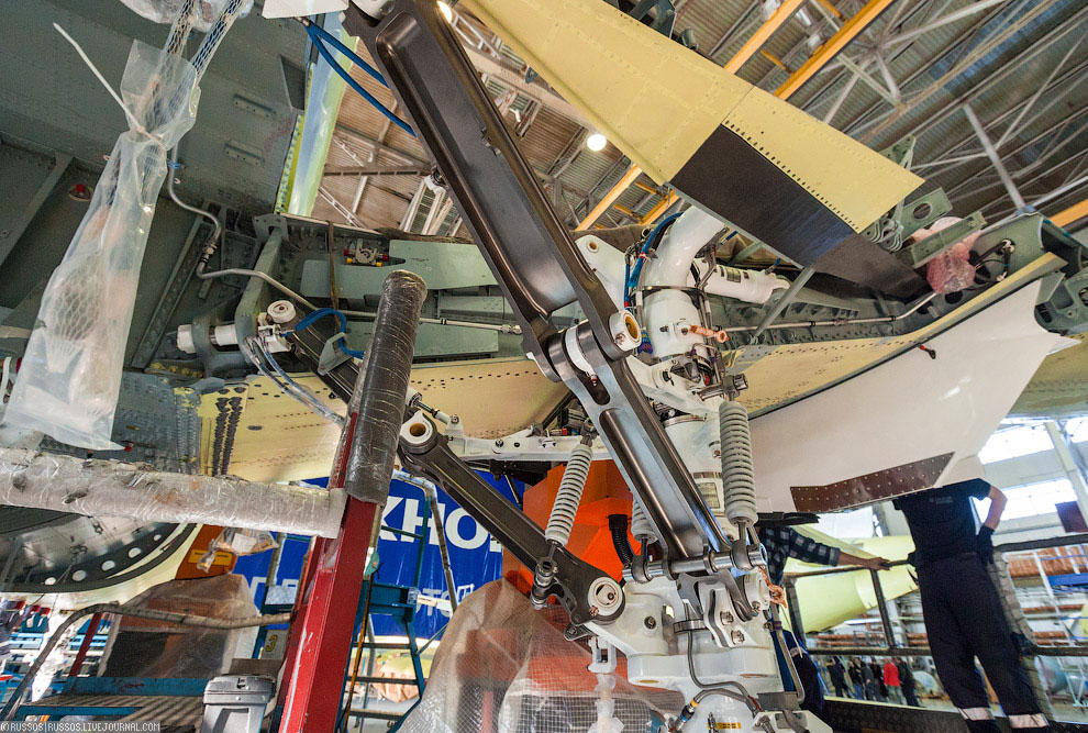 Как производят самолет Сухой Суперджет 100