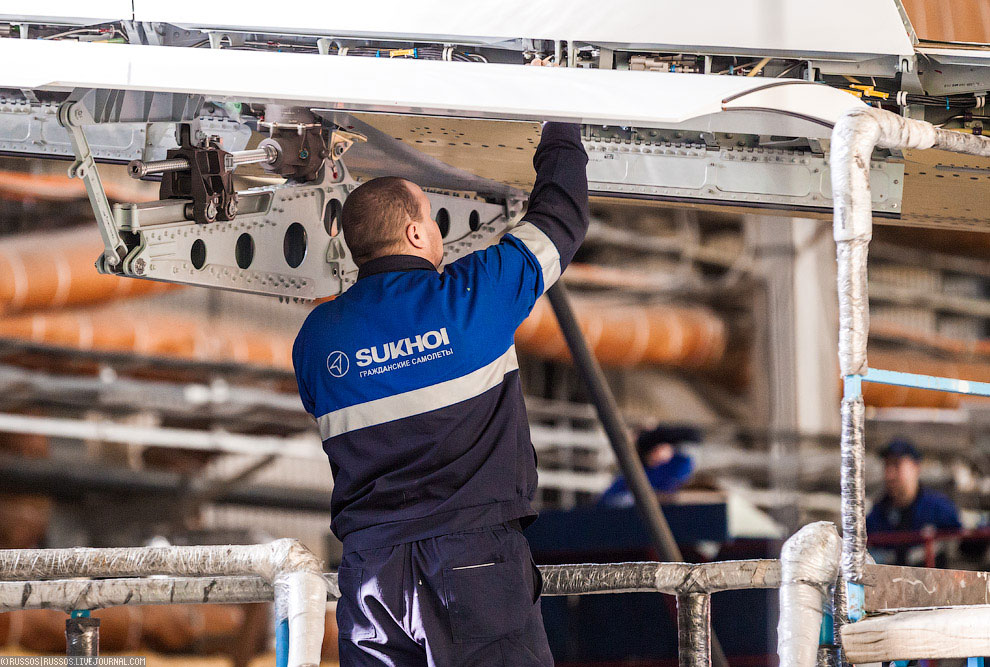 Как производят самолет Сухой Суперджет 100
