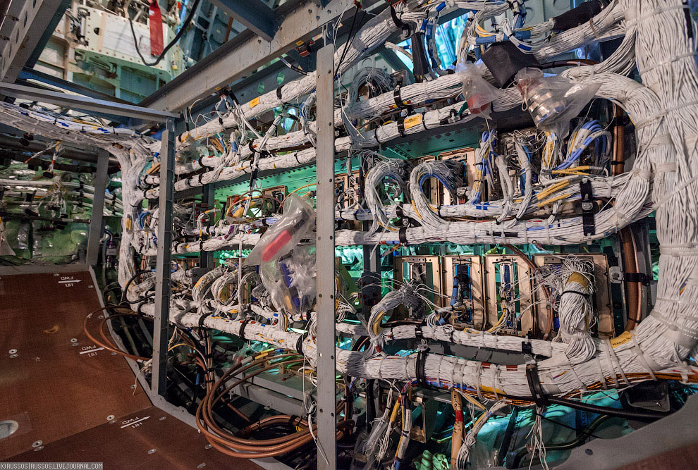 Как производят самолет Сухой Суперджет 100