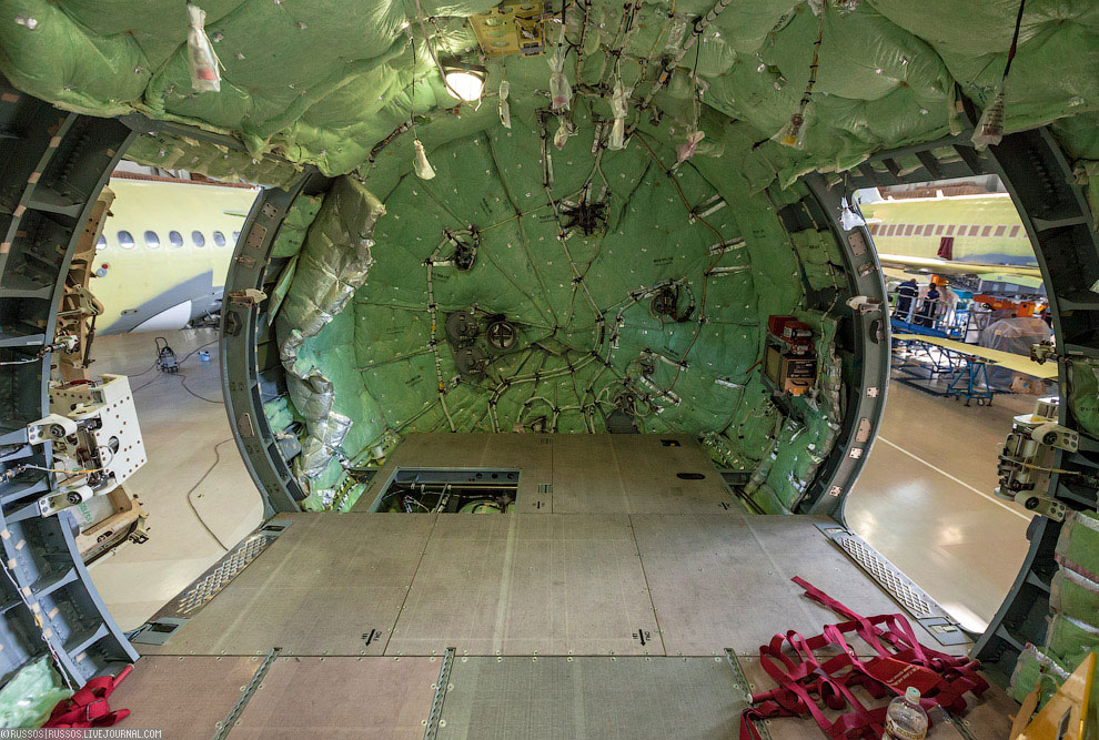 Как производят самолет Сухой Суперджет 100