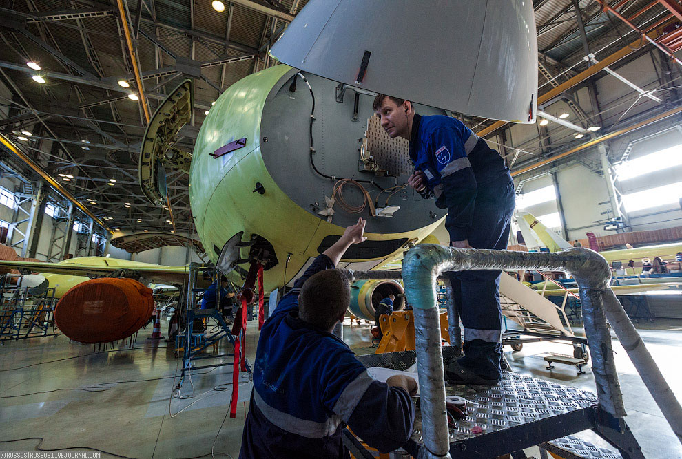 Как производят самолет Сухой Суперджет 100