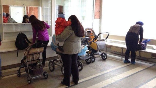 В детской поликлинике Набережных Челнов устроили платную "парковку" для колясок