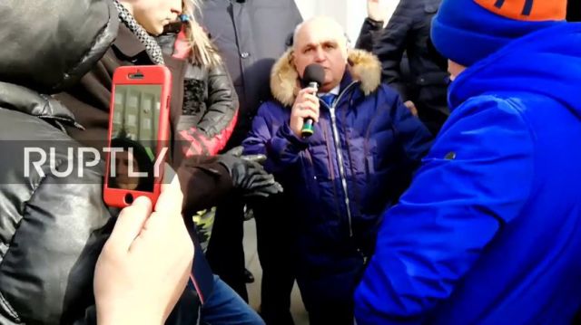 Вице-губернатор Кузбасса Сергей Цивилев встал на колени на митинге в Кемерово