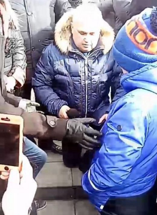 Вице-губернатор Кузбасса Сергей Цивилев встал на колени на митинге в Кемерово