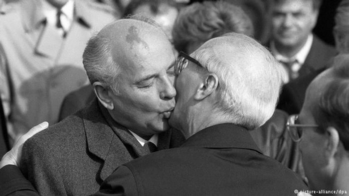 О поцелуях Брежнева