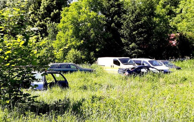 Польское село превратилось в свалку брошенных автомобилей