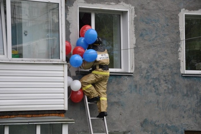 В Петропавловске-Камчатском пожарные поздравили с Днем рождения 7-летнего мальчика Лёню