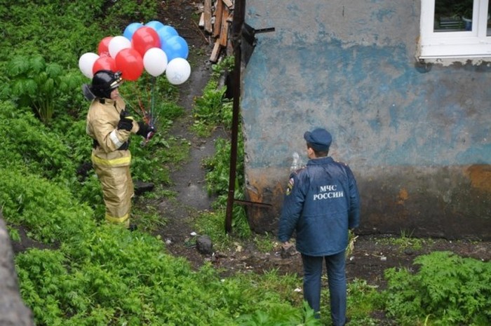 В Петропавловске-Камчатском пожарные поздравили с Днем рождения 7-летнего мальчика Лёню