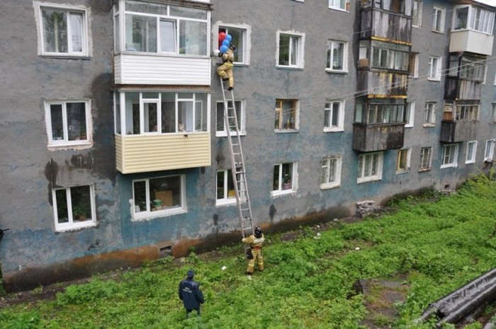 В Петропавловске-Камчатском пожарные поздравили с Днем рождения 7-летнего мальчика Лёню