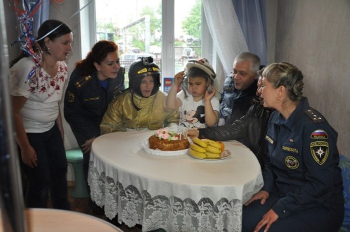 В Петропавловске-Камчатском пожарные поздравили с Днем рождения 7-летнего мальчика Лёню