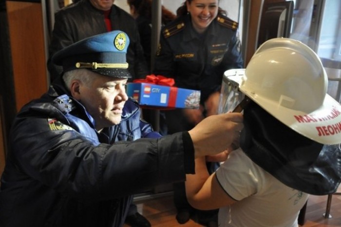 В Петропавловске-Камчатском пожарные поздравили с Днем рождения 7-летнего мальчика Лёню