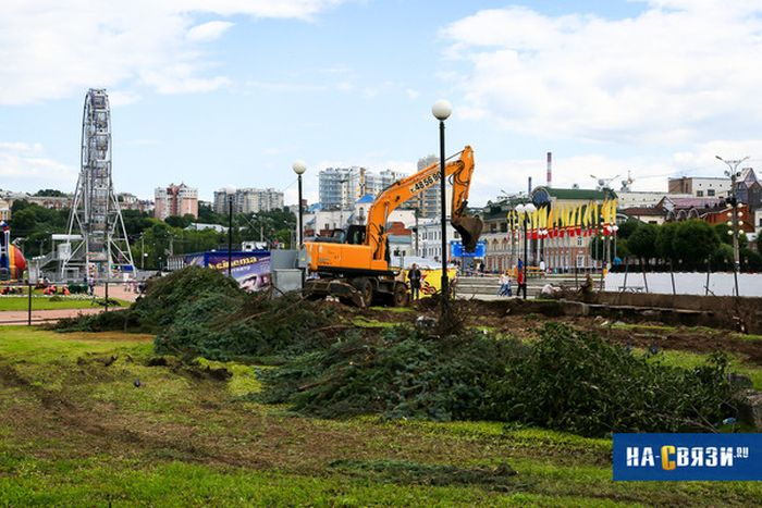 В Чебоксарах пожертвовали елями и газоном ради колеса обозрений и фастфуда