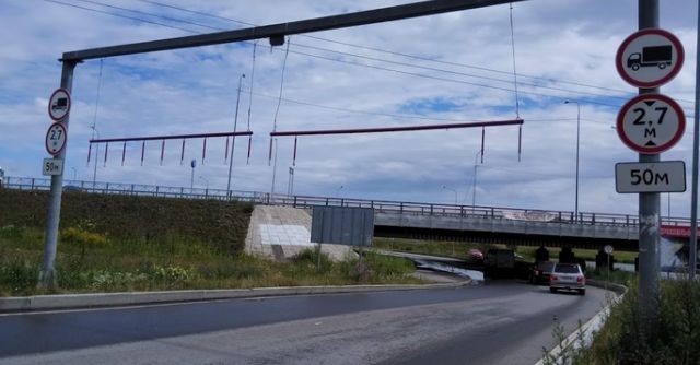 Как власти Санкт-Петербурга пытались уберечь водителей от "Моста глупости"