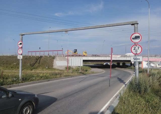 Как власти Санкт-Петербурга пытались уберечь водителей от "Моста глупости"