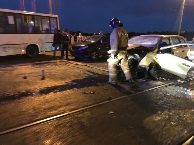 Самопроизвольный развод моста в Санкт-Петербурге стал причиной серьезных аварий