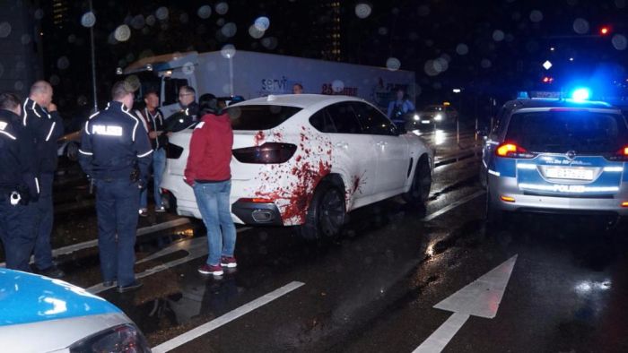 «Окровавленный» BMW на улицах Берлина