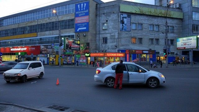В Новосибирске автомобилист намеренно таранит машины нарушителей ПДД В Новосибирске автомобилист намеренно таранит машины нарушителей ПДД