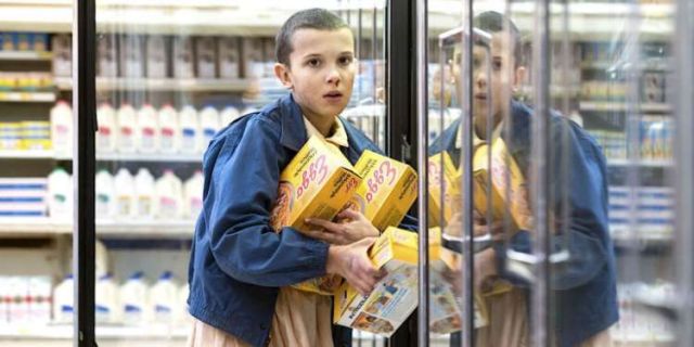 Креативный косплей на героиню сериала «Очень странные дела» Одиннадцать